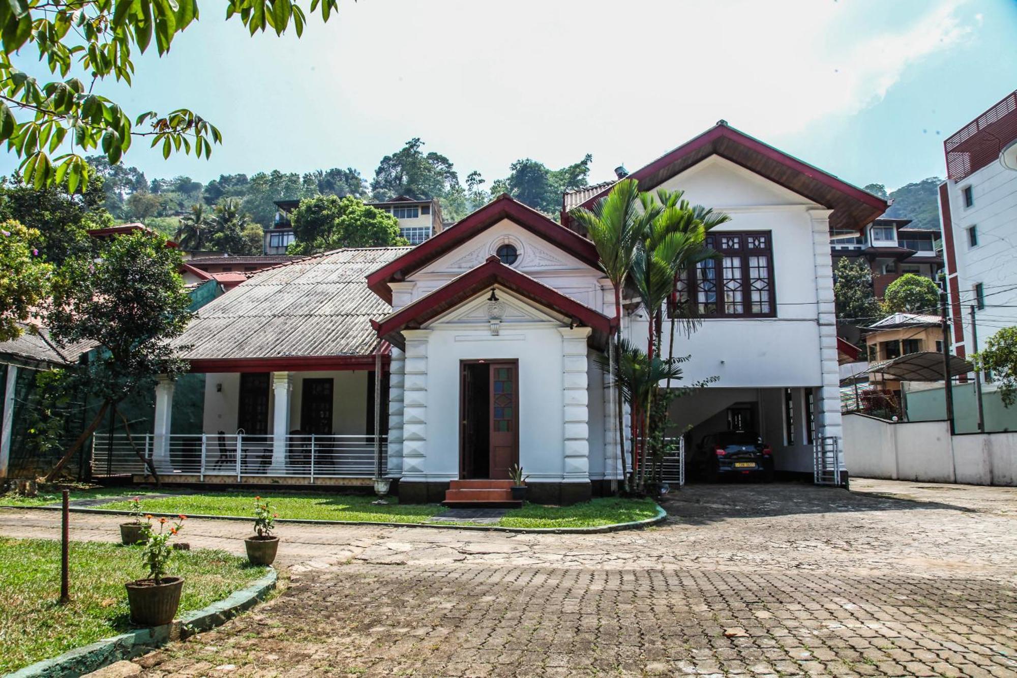 كاندي Antique Tourist Lodge المظهر الخارجي الصورة