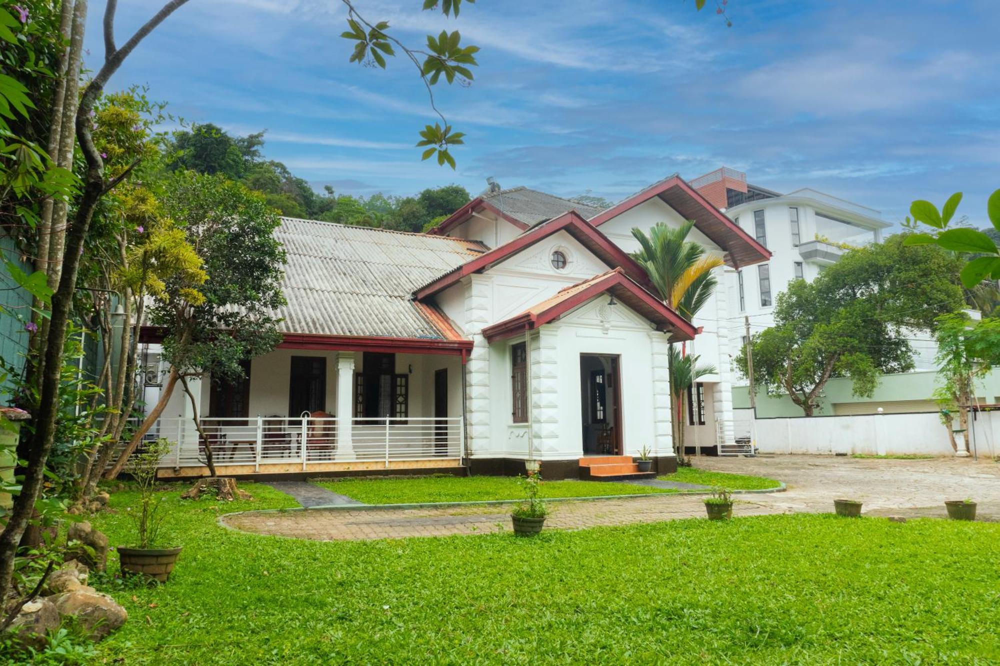 كاندي Antique Tourist Lodge المظهر الخارجي الصورة